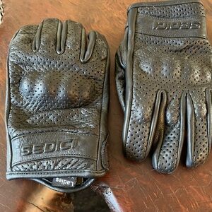 Sedici Women's Perforated Black Leather Gloves